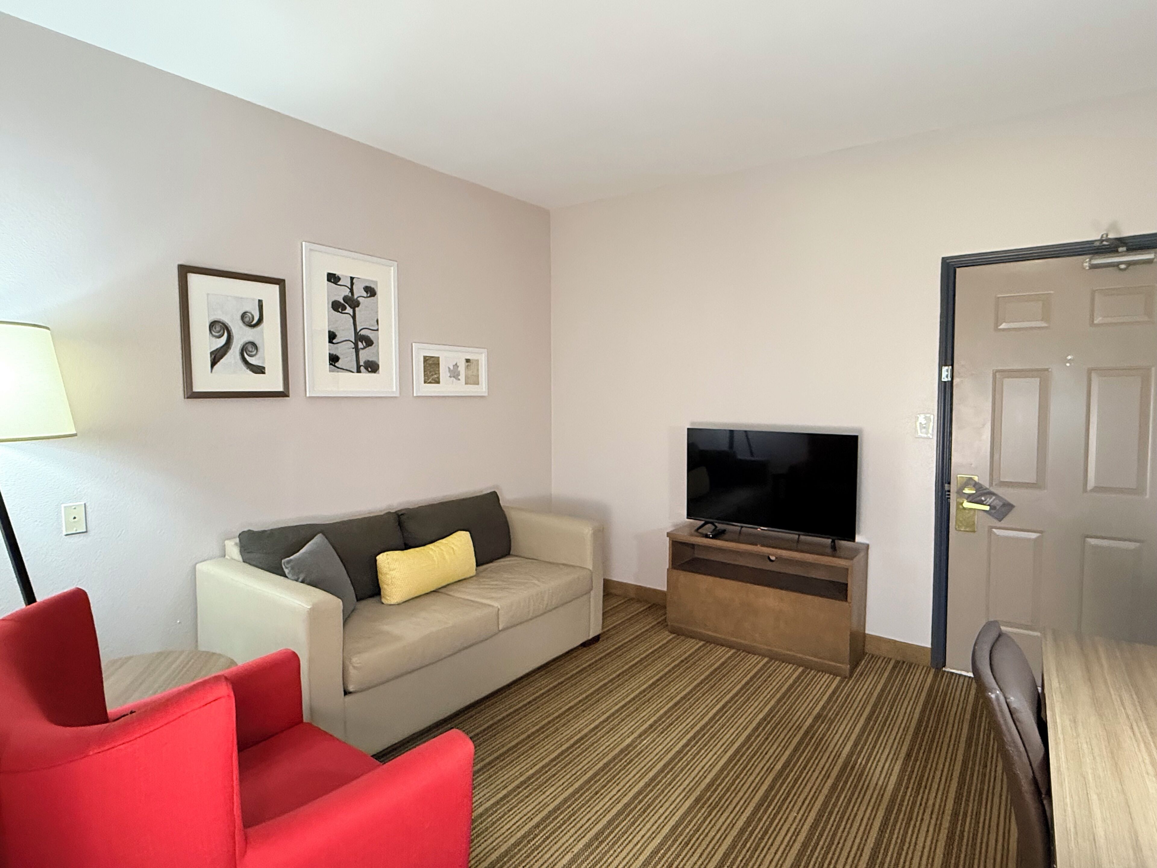 Sengetøy av topp kvalitet, skrivebord og blendingsgardiner