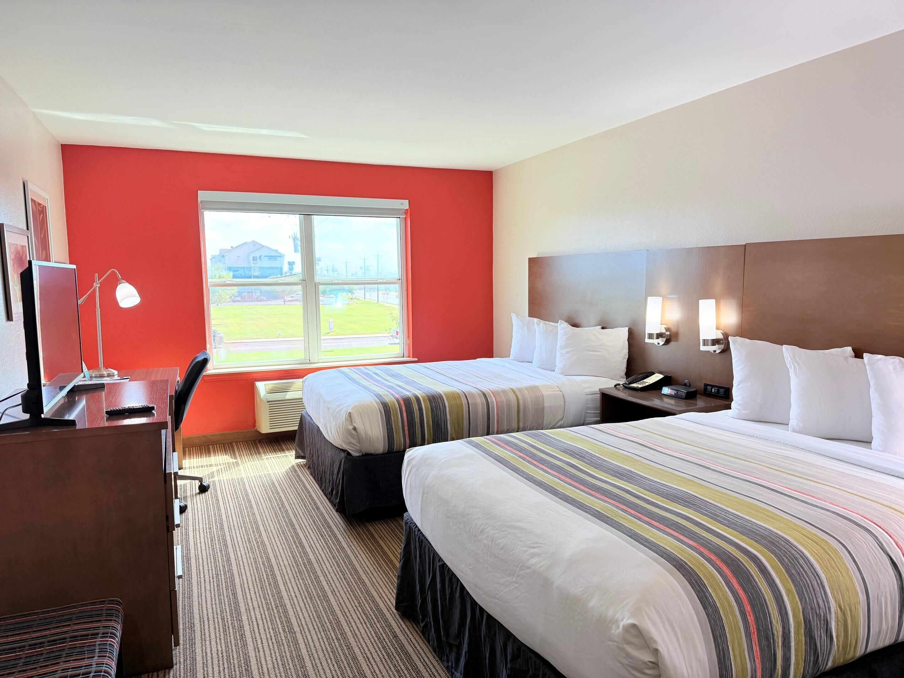 Rom, 2 queensize-senger, ikke-røyk | Sengetøy av topp kvalitet, skrivebord og blendingsgardiner