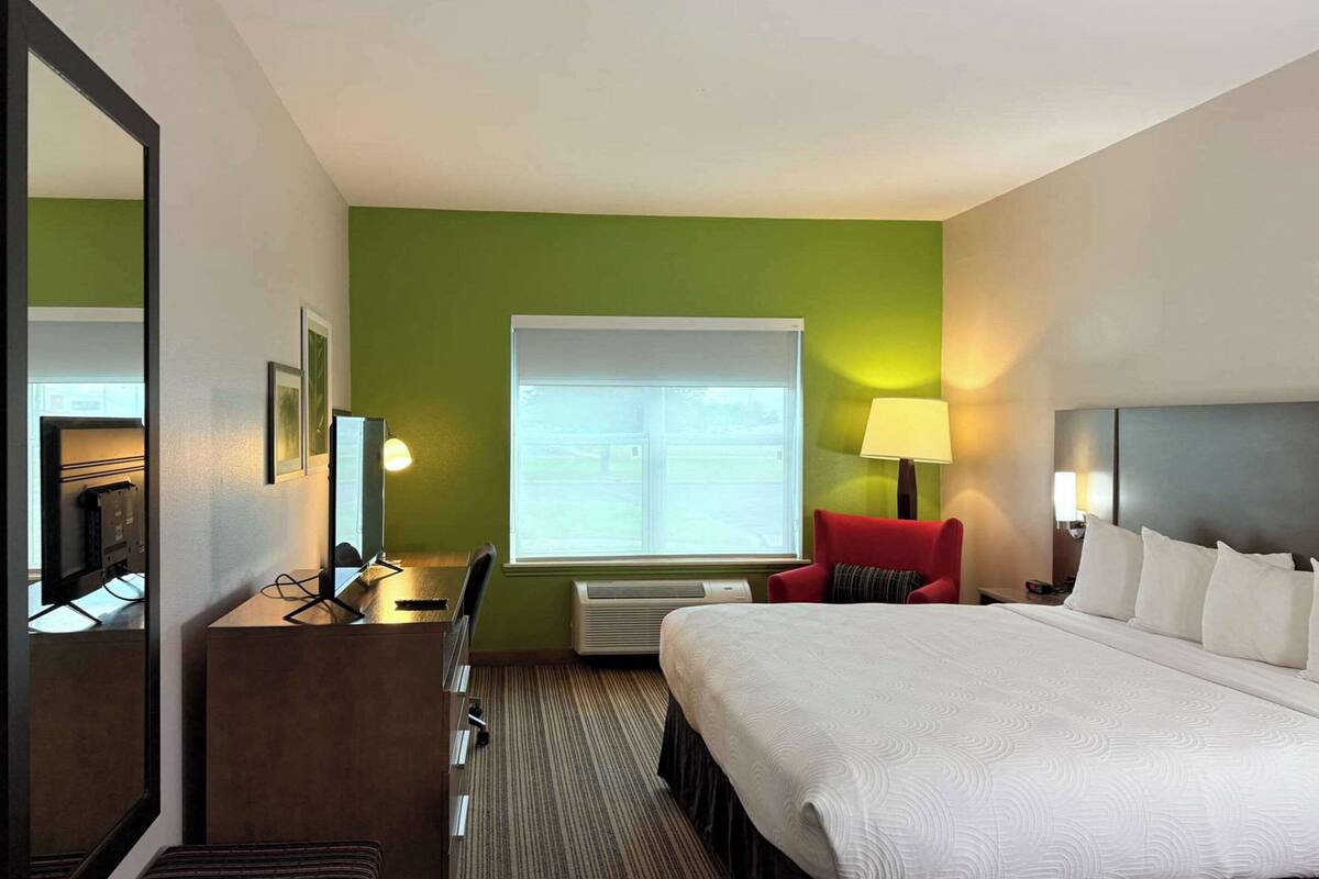 1 bedroom, premium bedding, desk, blackout curtains