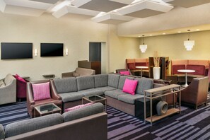 Lobby - Courtyard by Marriott New York JFK Airport (Jamaica)