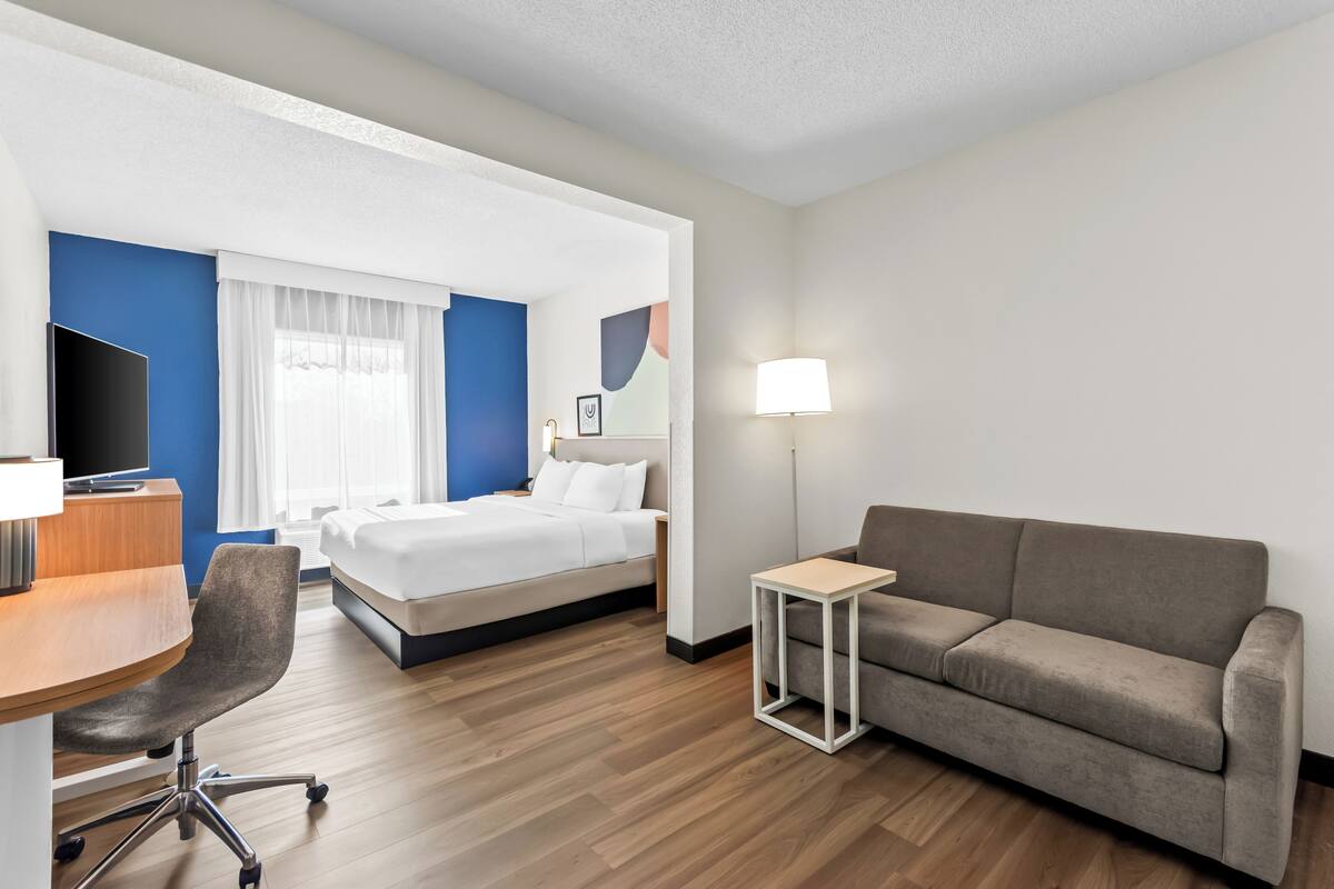 Desk, laptop workspace, iron/ironing board, free WiFi
