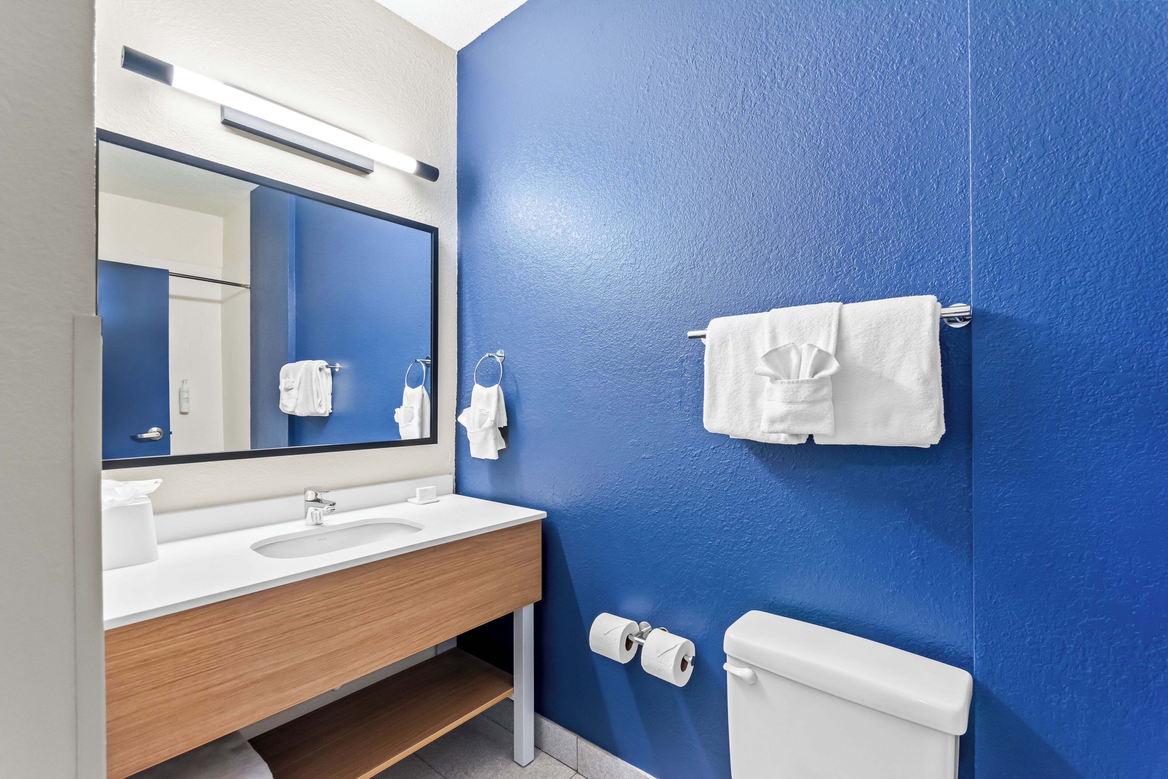 Suite estudio, 2 camas Queen size | Baño | Tina con regadera, amenidades de baño gratuitas, secadora de cabello 