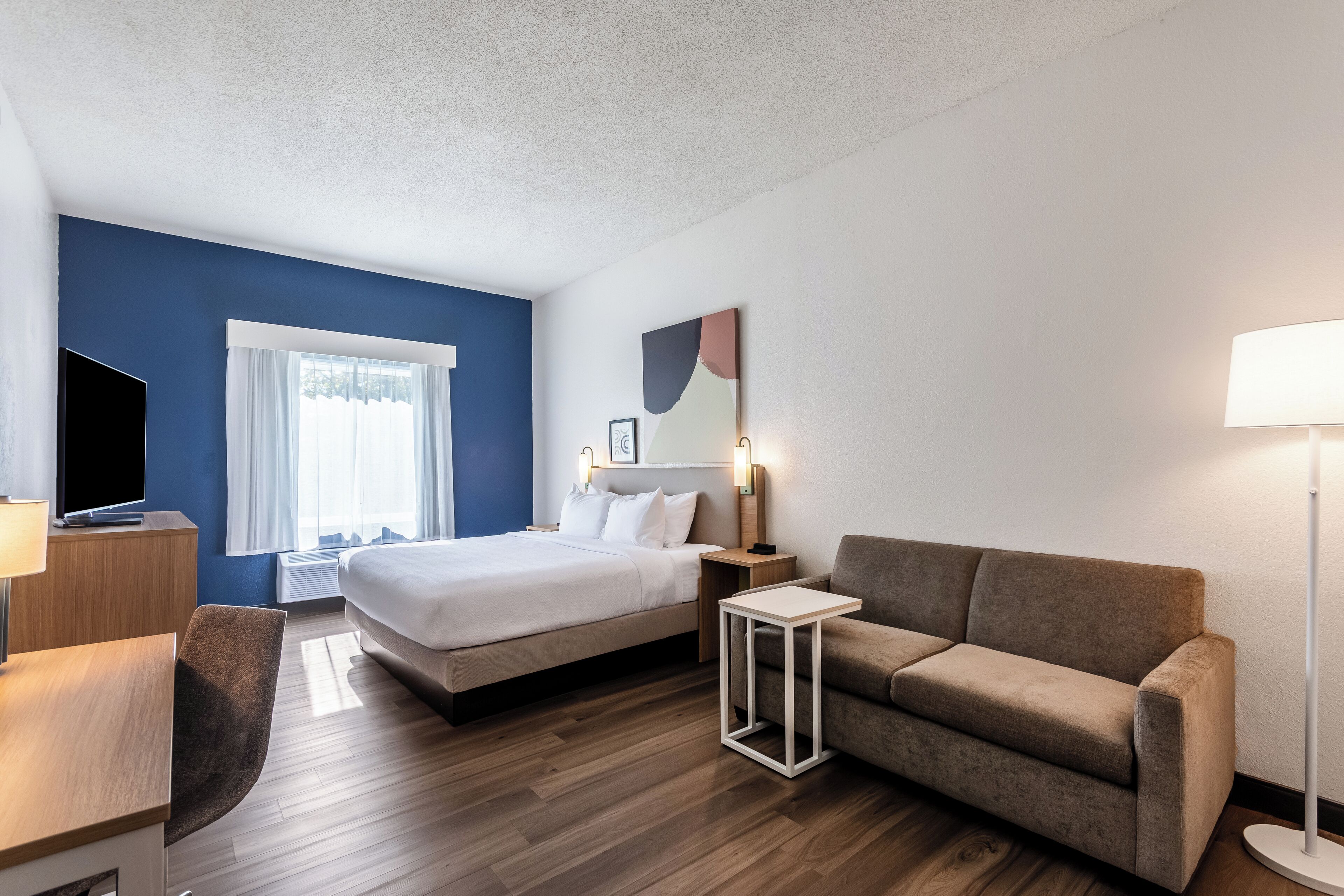 Escritorio y espacio para trabajar con laptop 