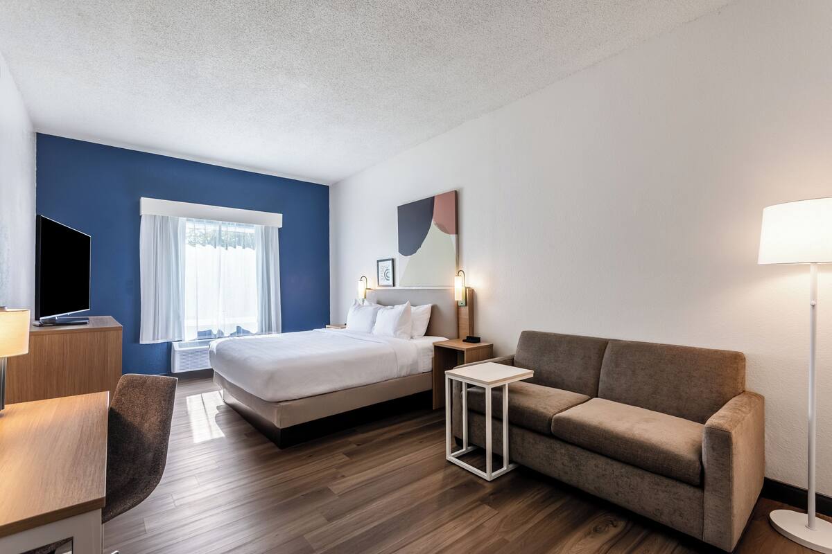 Desk, laptop workspace, iron/ironing board, free WiFi