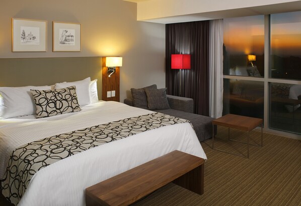 Premium bedding, down comforters, Select Comfort beds, in-room safe - Casa Inn Premium Hotel Queretaro (El Marques)