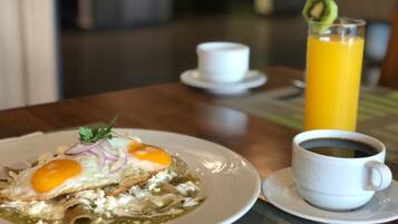 Desayuno buffet diario (MXN 284 por persona)