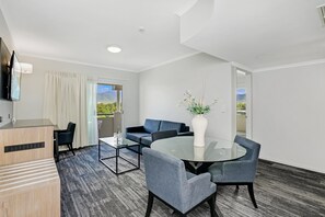 Suite, 1 Queen-Bett | 1 Schlafzimmer, Minibar, Zimmersafe, Schreibtisch