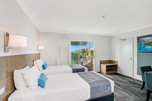 Executive Room, Non Smoking | Minibar, in-room safe, desk, laptop workspace