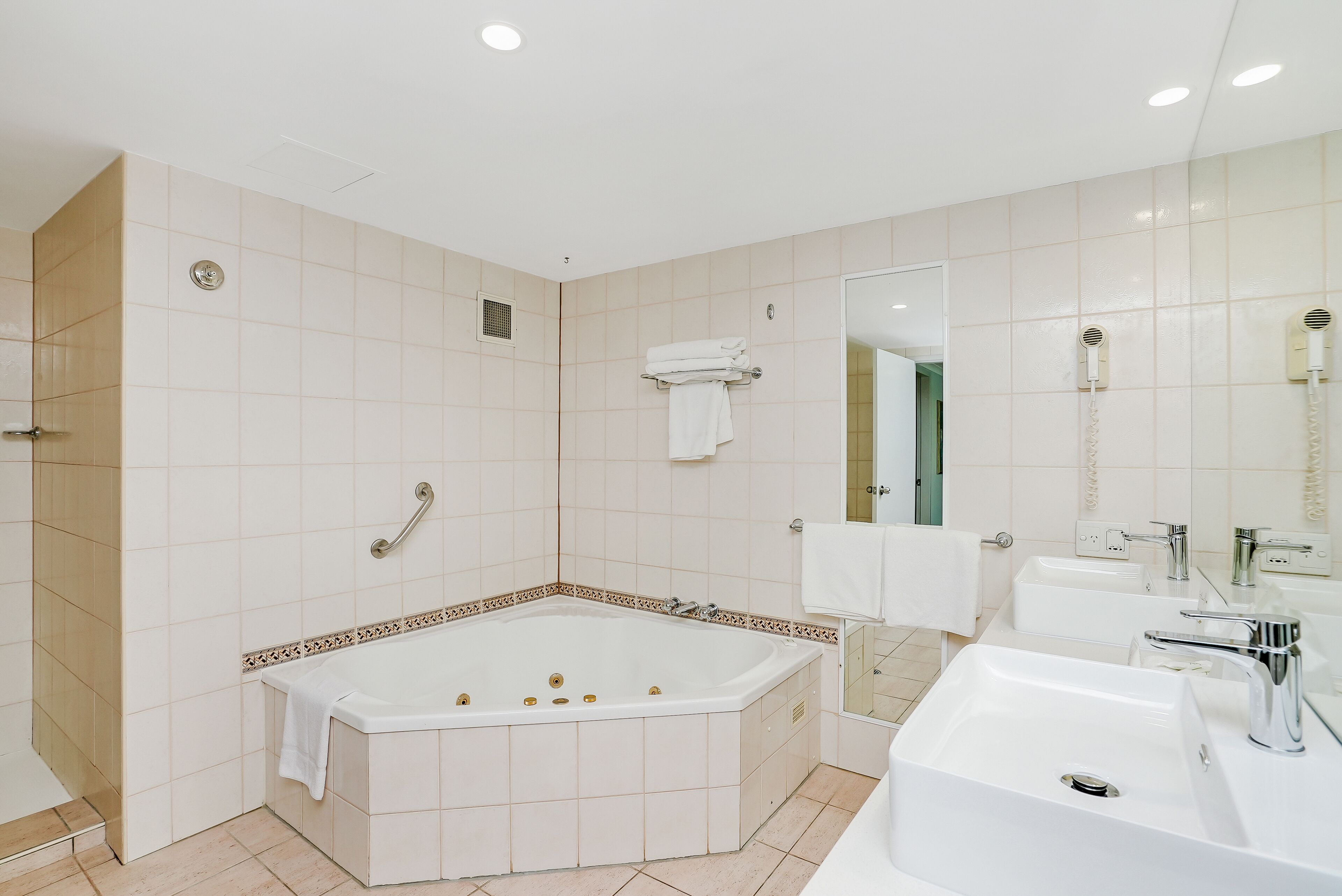 suite, 1 queen bed | bathroom | combined shower/bathtub, deep-soaking bathtub, free toiletries