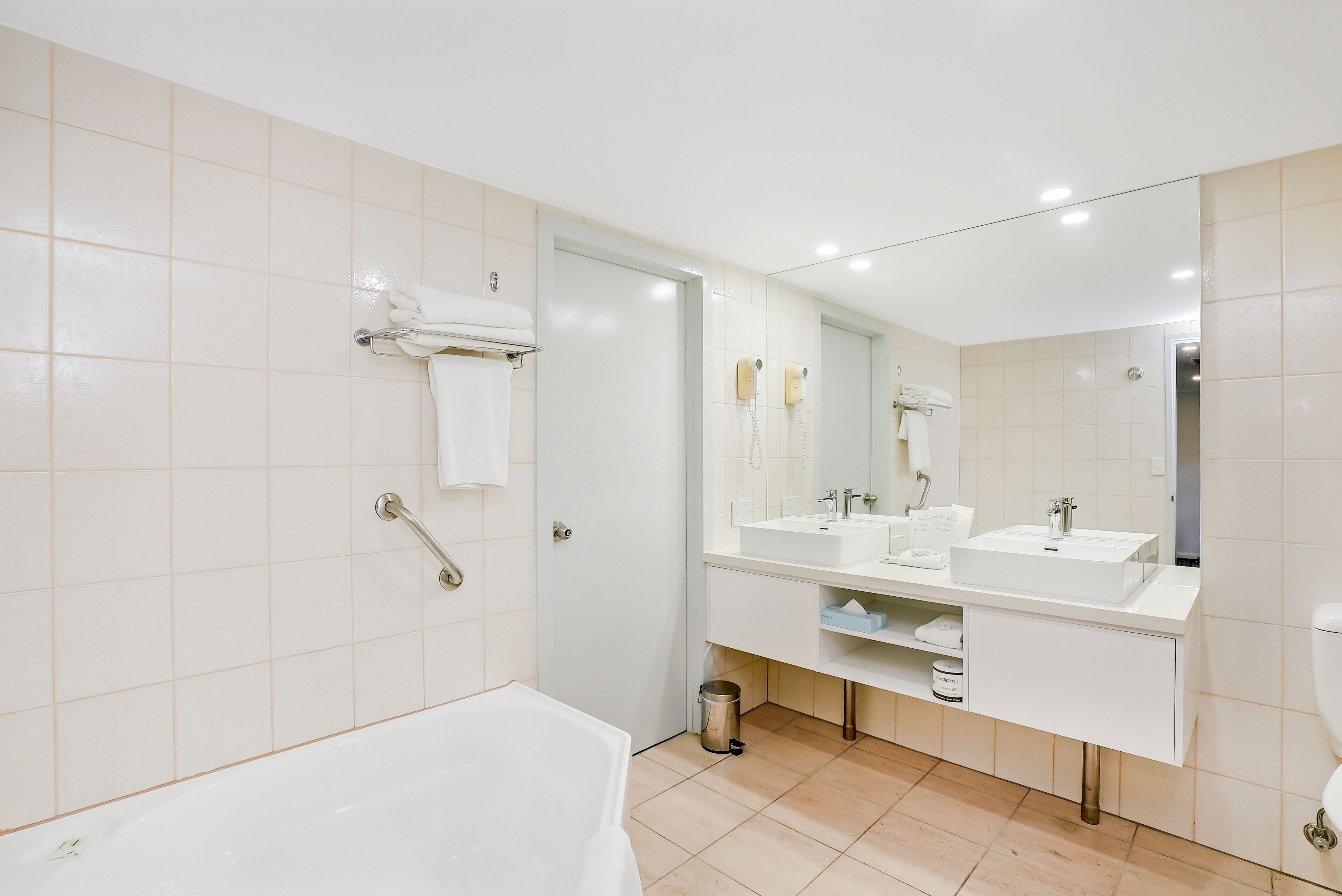 executive room, 1 king bed | bathroom | combined shower/bathtub, deep-soaking bathtub, free toiletries