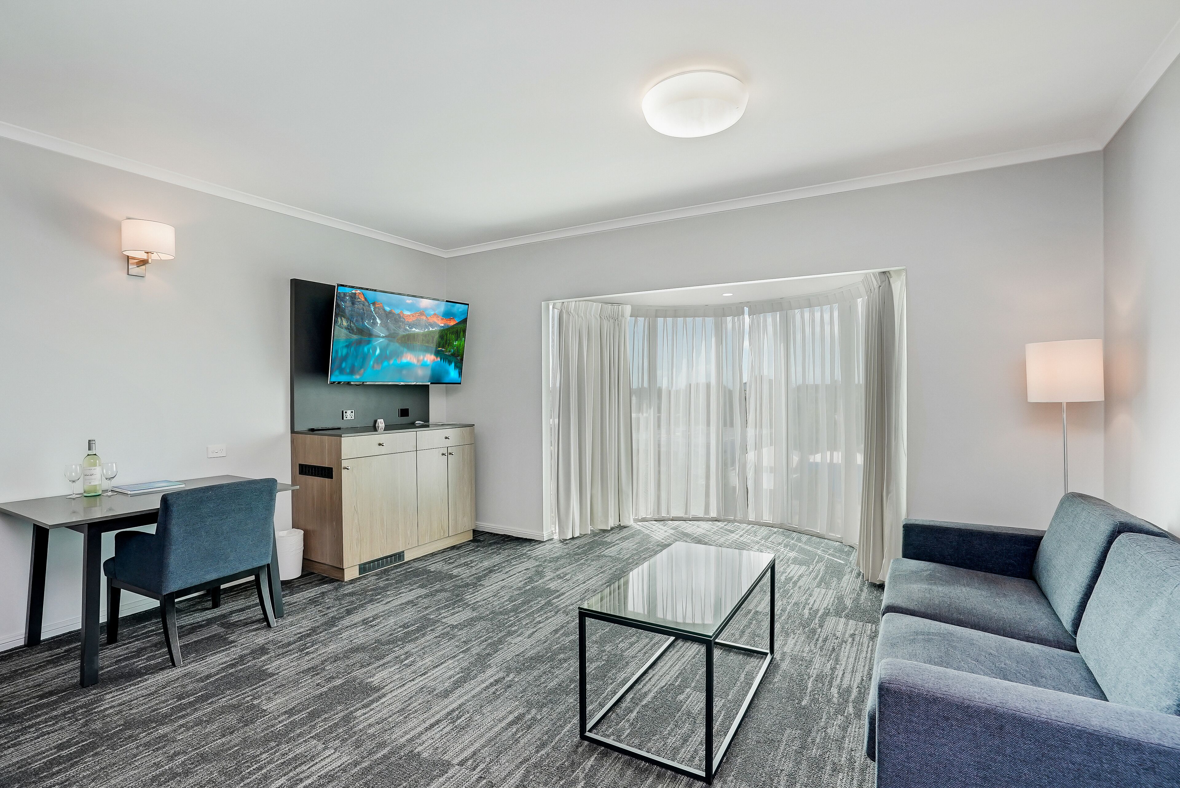 suite, 1 king bed | 1 bedroom, minibar, in-room safe, desk