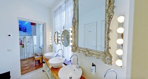 Douche, douche à « effet pluie », articles de toilette de luxe