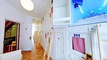 エジプト綿のシーツ、高級寝具、ピロートップベッド、客室ごとに異なる装飾