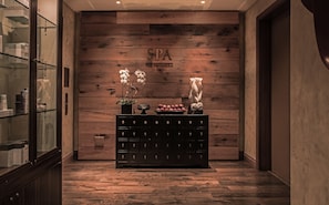 Couples treatment room(s), body treatments, hydrotherapy, aromatherapy