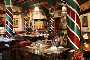 4 restaurants, breakfast, lunch, dinner served; Chinese cuisine