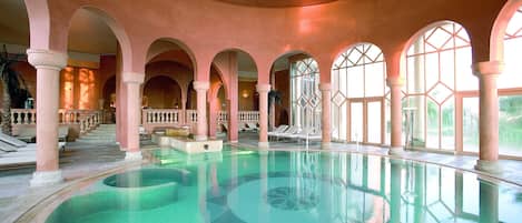 Piscina coperta, piscina all'aperto, ombrelloni da piscina, lettini