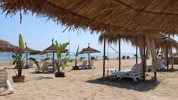 Plage privée à proximité, sable blanc, chaises longues, parasols