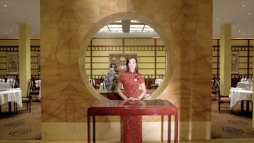 4 間餐廳,供應早餐、午餐和晚餐,中式料理