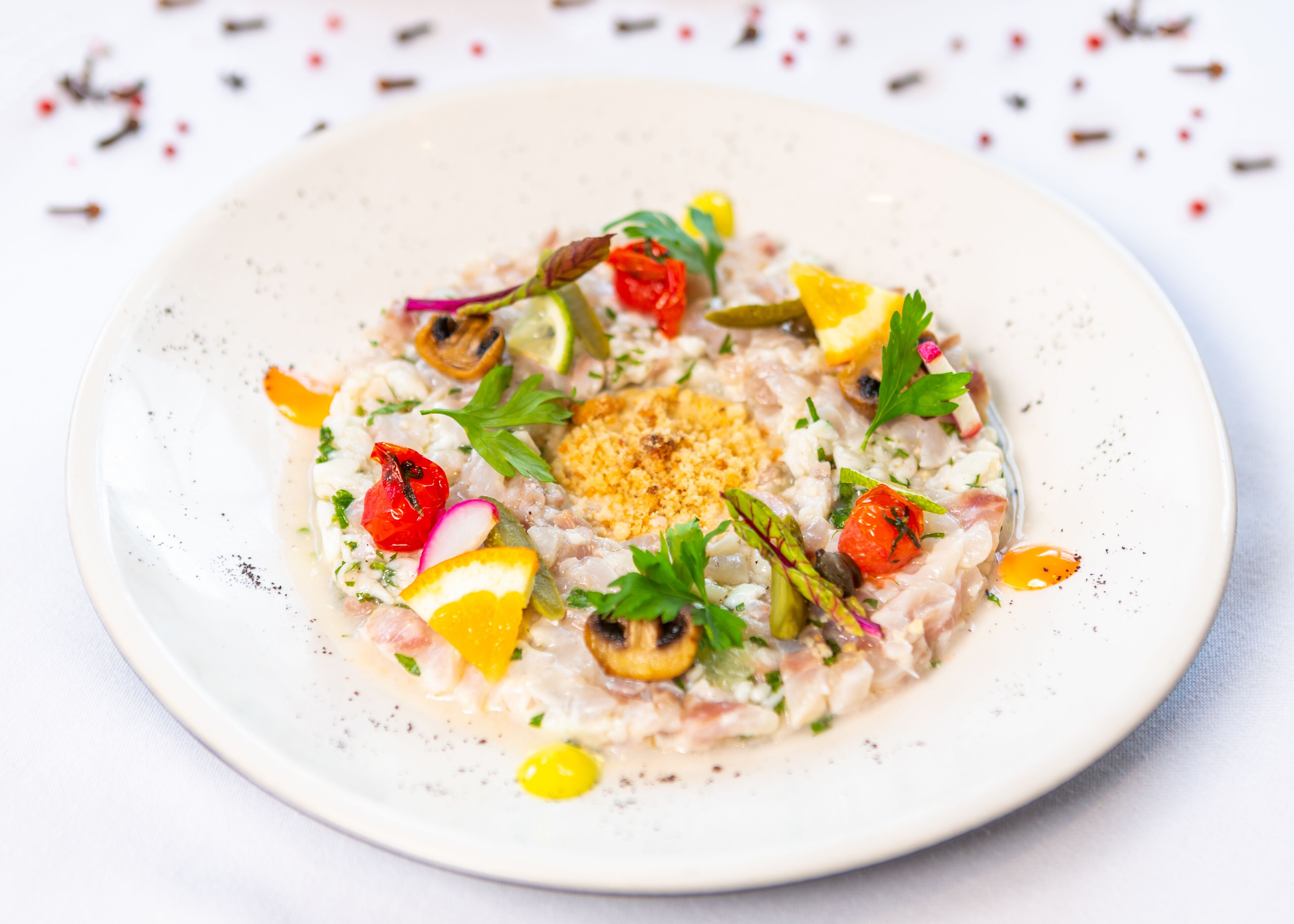 Une assiette remplie de différents aliments.