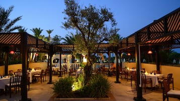 4 間餐廳,供應早餐、午餐和晚餐,中式料理