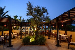 4 restaurants, breakfast, lunch, dinner served; Chinese cuisine 