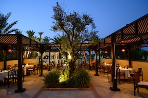4 restaurants, breakfast, lunch, dinner served; Chinese cuisine