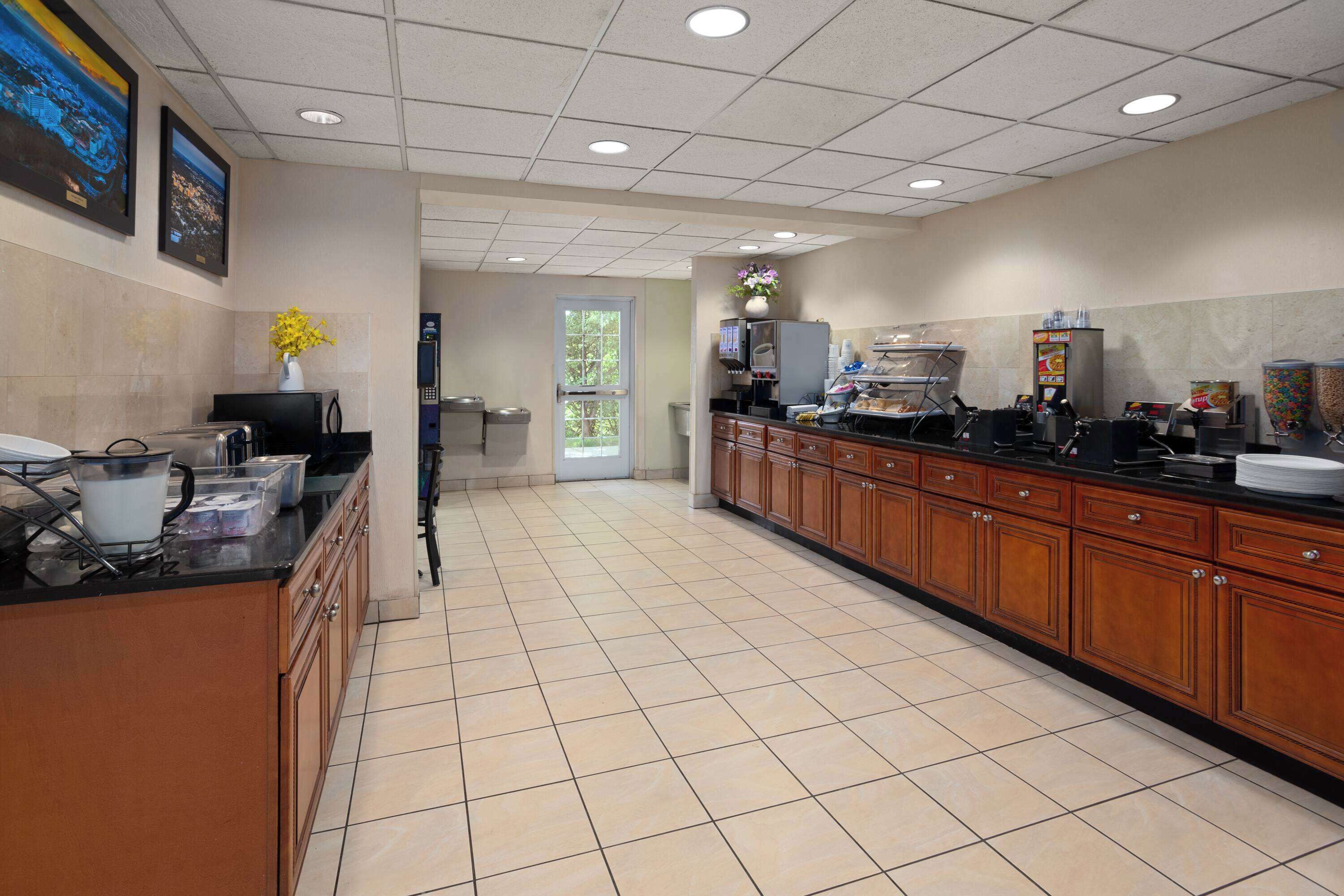 free daily continental breakfast