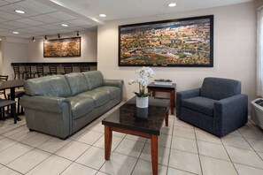 Lobby sitting area - Microtel Inn & Suites by Wyndham Ann Arbor (Ann Arbor)
