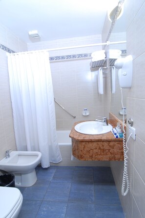 Combined shower/tub, free toiletries, hair dryer, bidet