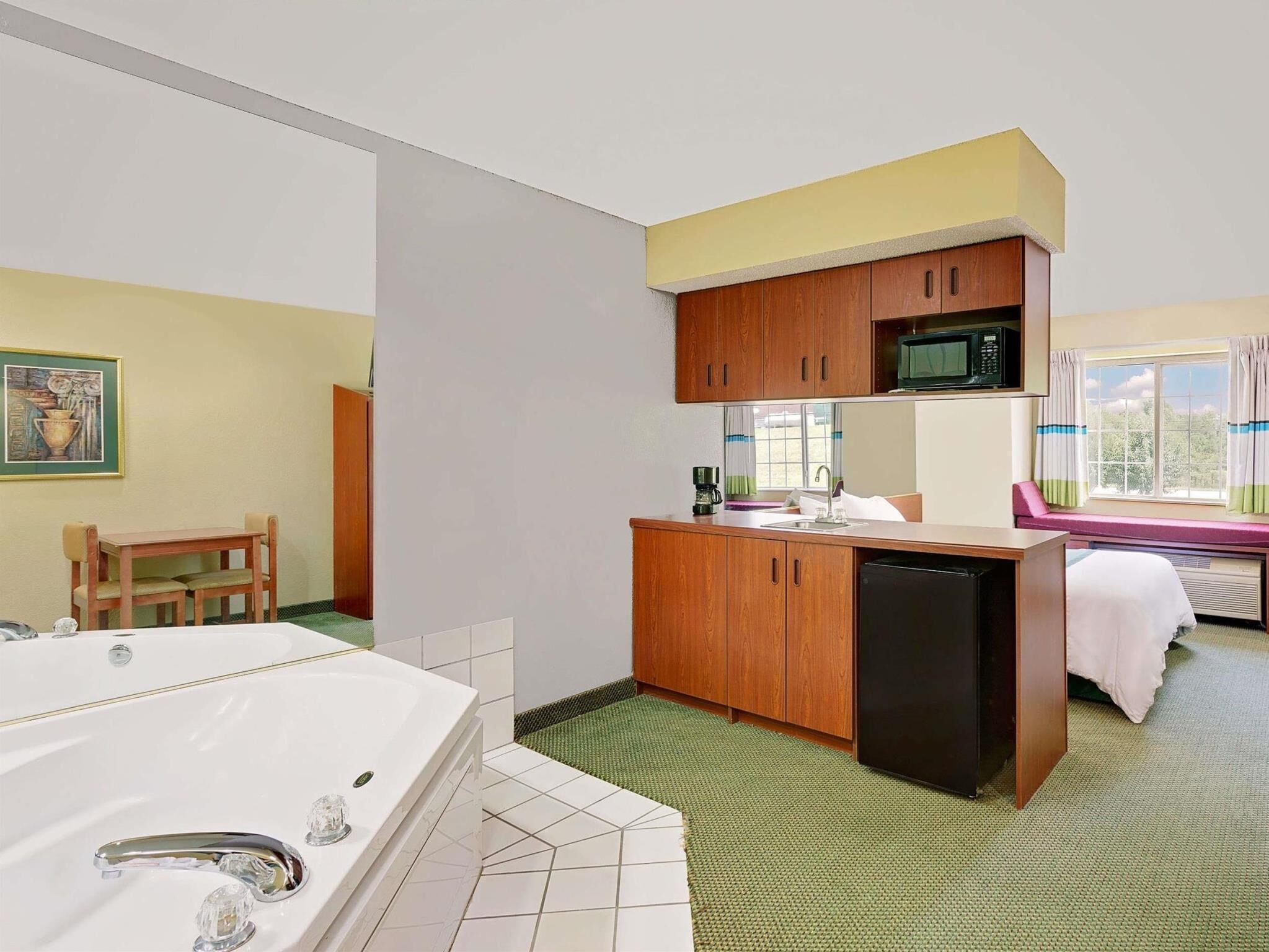 Deluxe Studio Suite, 1 Queen Bed, Non Smoking | Jetted bathtub