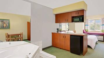 Deluxe Studio Suite, 1 Queen Bed, Non Smoking | Jetted bathtub