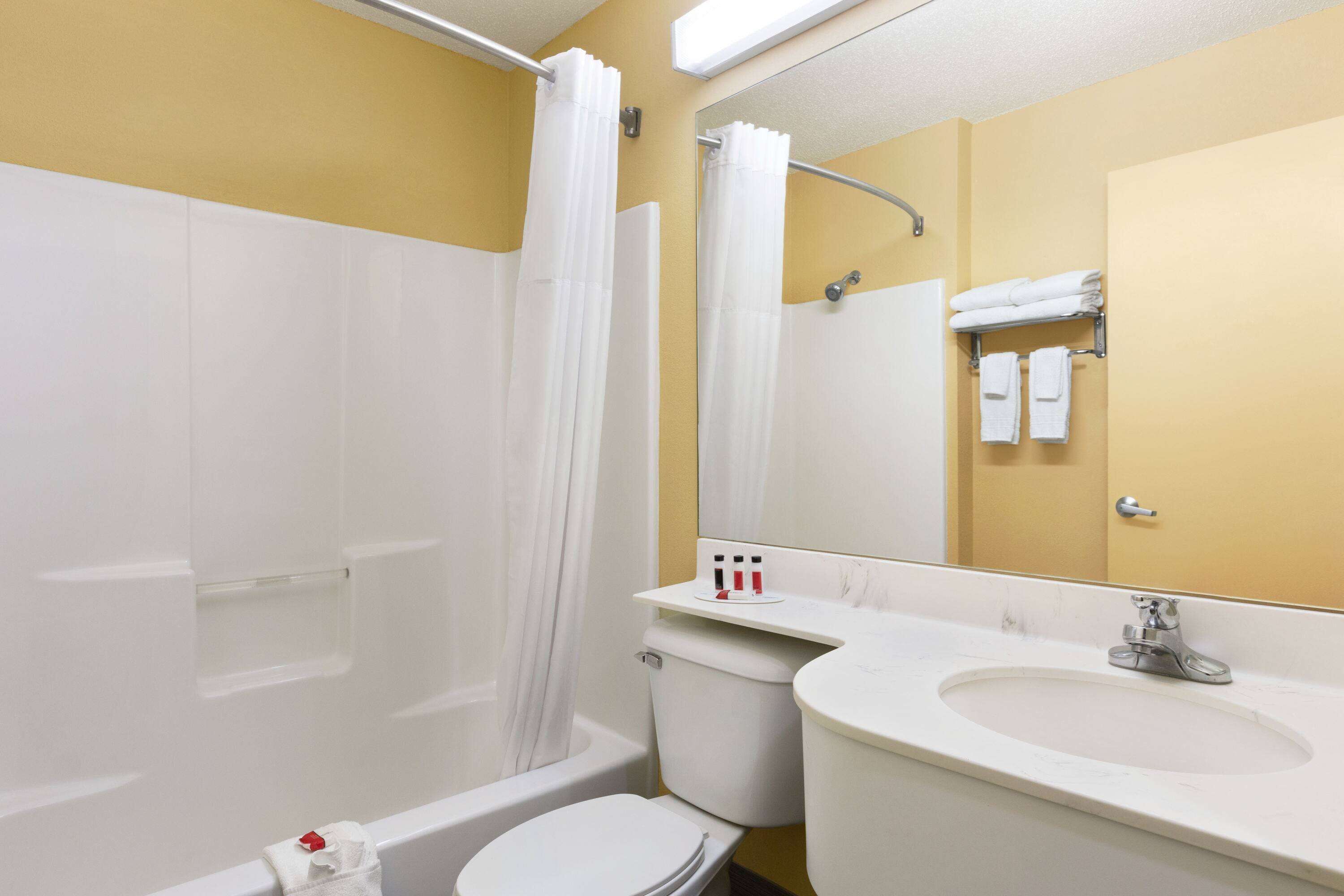 Combined shower/tub, free toiletries, hair dryer, towels