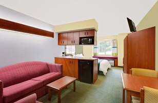 开间套房, 1 张大床, 无烟房 | 客房内保险箱、办公桌、遮光窗帘、熨斗/熨衣板