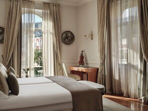 Hypo-allergenic bedding, minibar, in-room safe, desk
