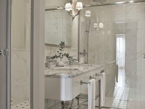 Deluxe Suite Sea View | Banheiro | Chuveiro, produtos de toalete grátis, secador de cabelo 