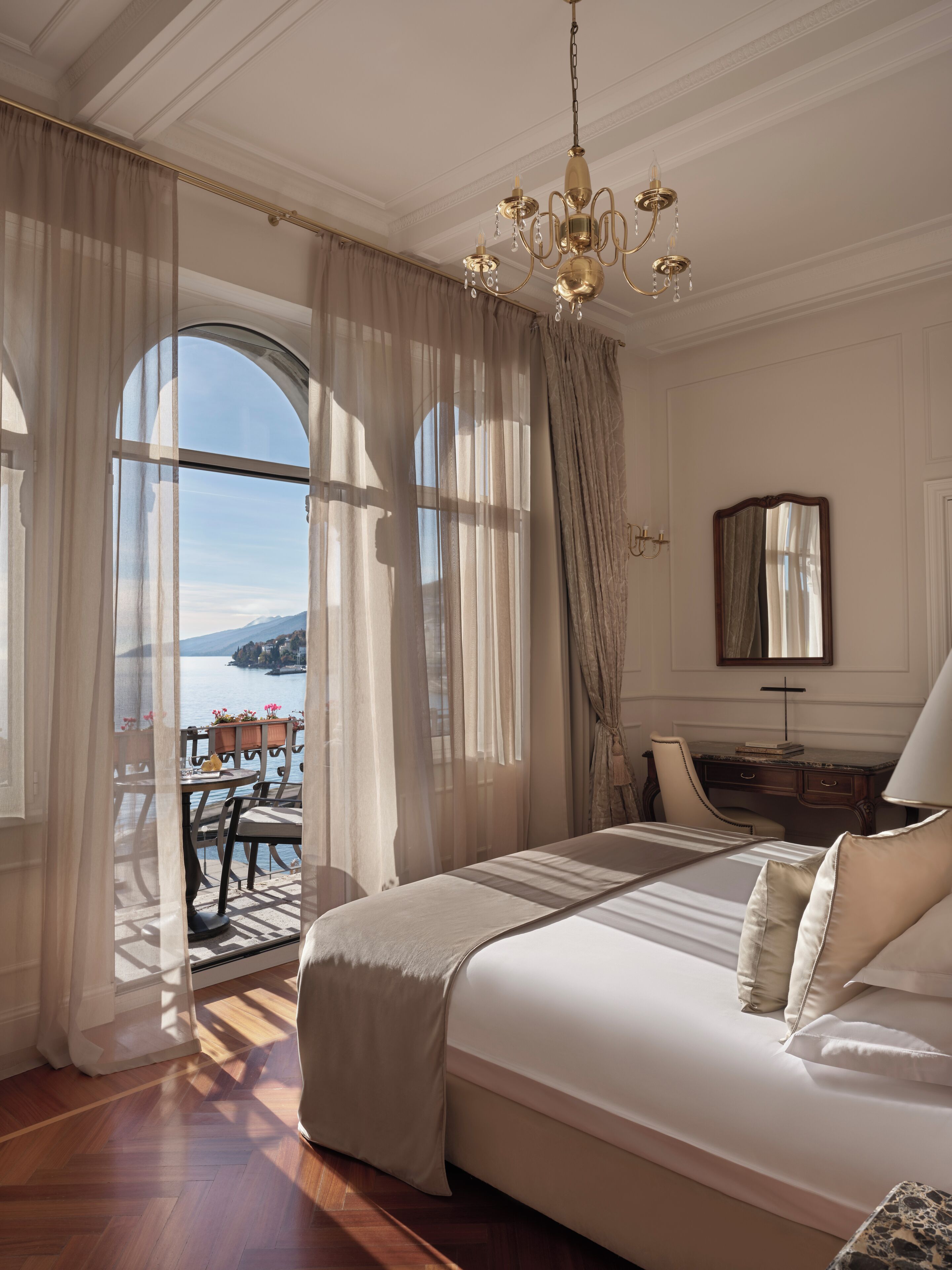 Deluxe Double Room Sea View and Balcony | 低過敏寢具、迷你吧、客房內保險箱、書桌