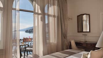 Deluxe Double Room Sea View and Balcony | Hypoallergeen beddengoed, een minibar, een kluis op de kamer, een bureau