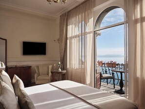 Deluxe Double Room Sea View and Balcony | 防过敏的被褥、迷你吧、客房内保险箱、办公桌