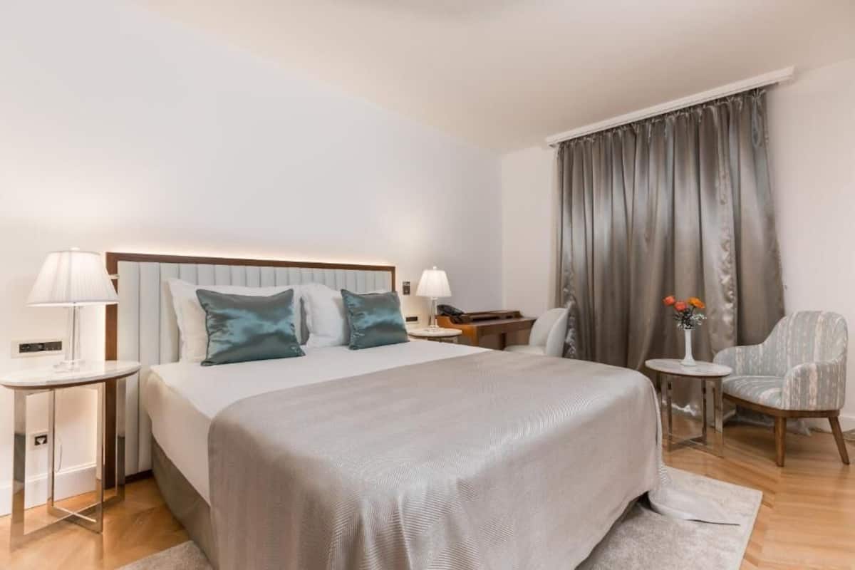 Camera Superior con letto matrimoniale o 2 letti singoli, vista parco | Biancheria da letto ipoallergenica, minibar, una cassaforte in camera
