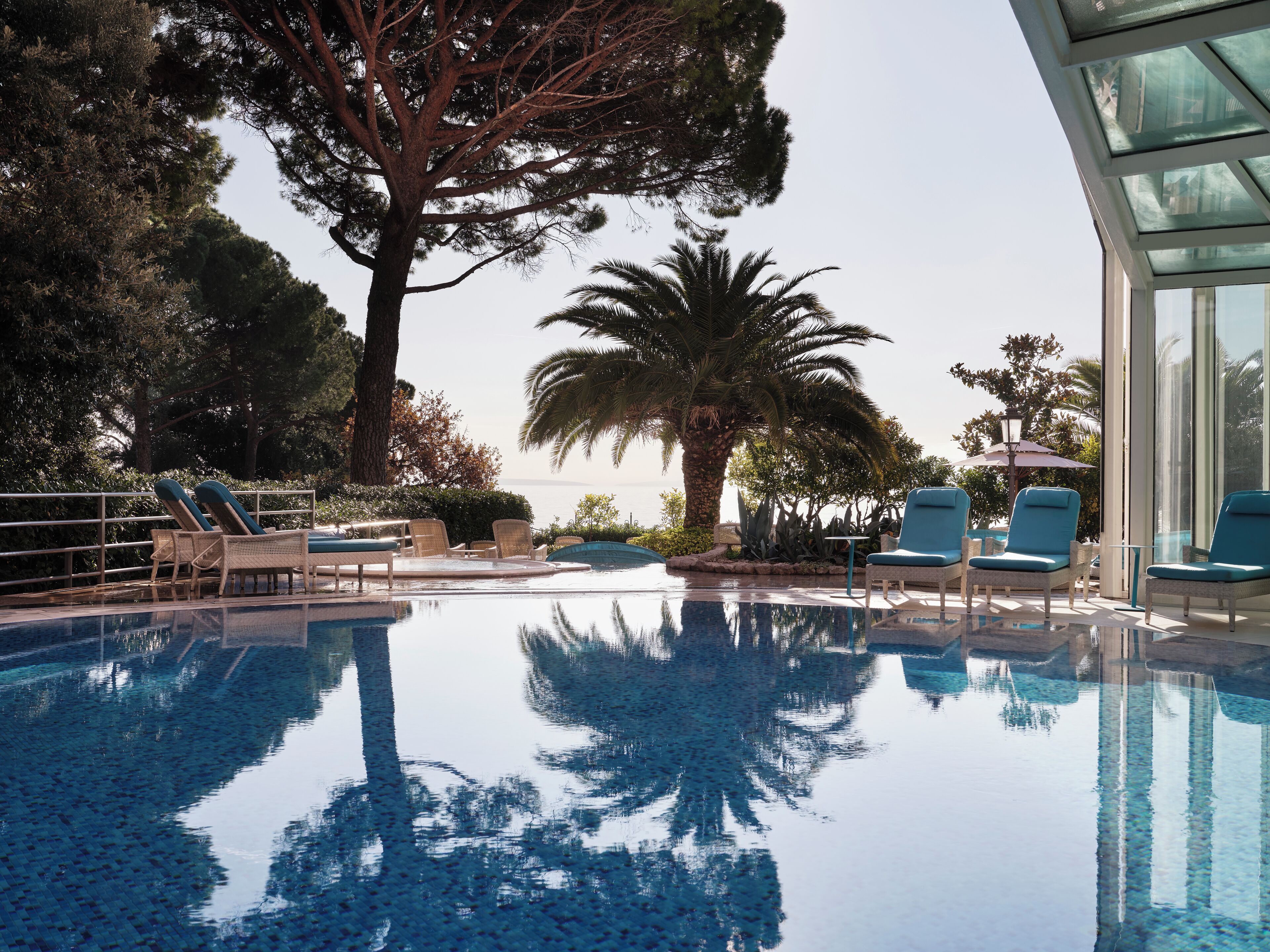 Piscine couverte, cabanons gratuits, parasols de plage