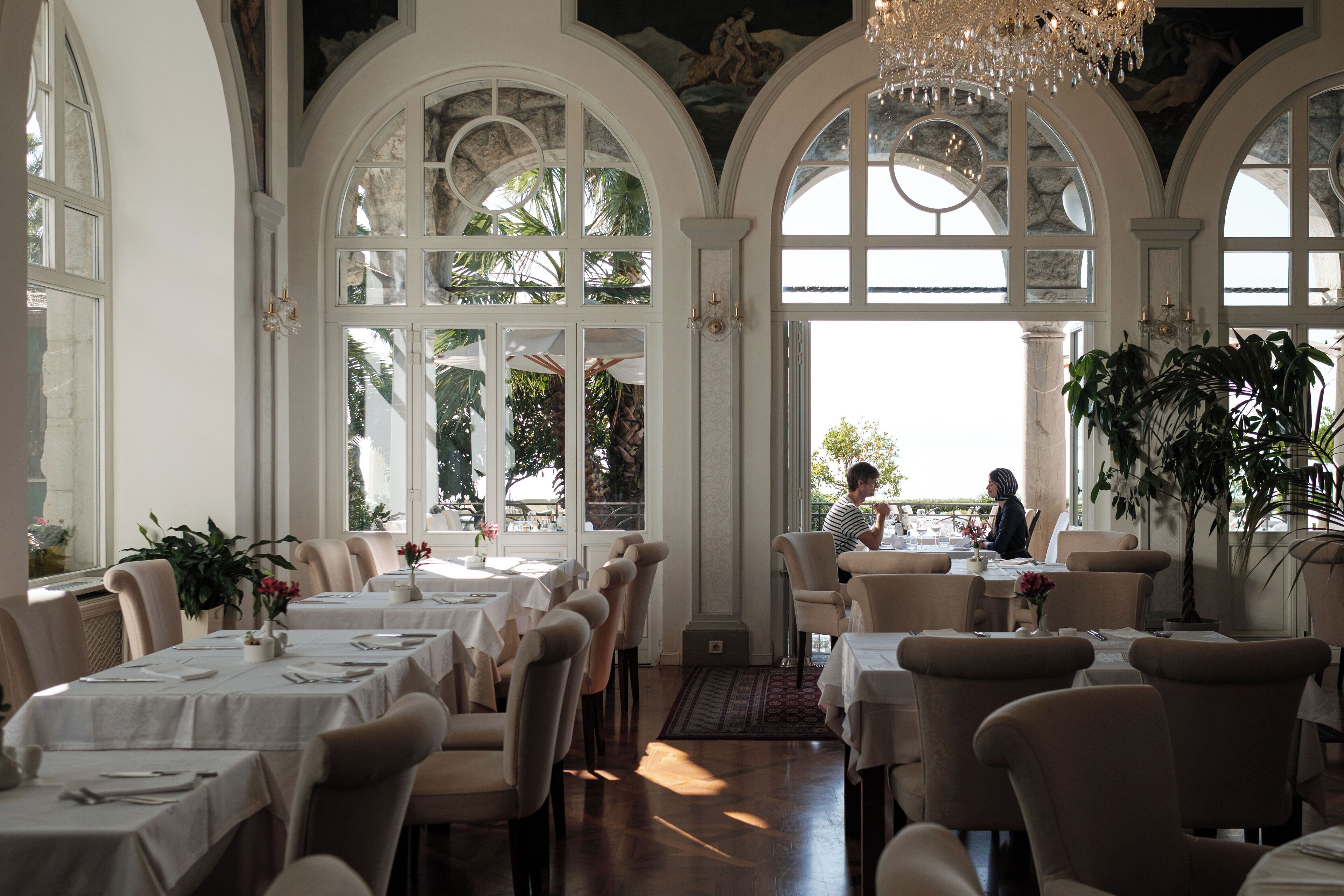 Petit déjeuner, déjeuner et dîner servis sur place, vue sur la mer