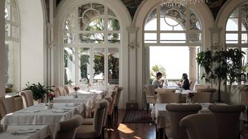 Breakfast, lunch, dinner served; local cuisine, ocean views