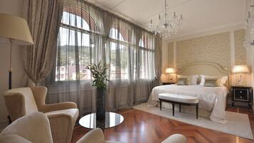 Deluxe Suite Sea View | Hypoallergeen beddengoed, een minibar, een kluis op de kamer, een bureau