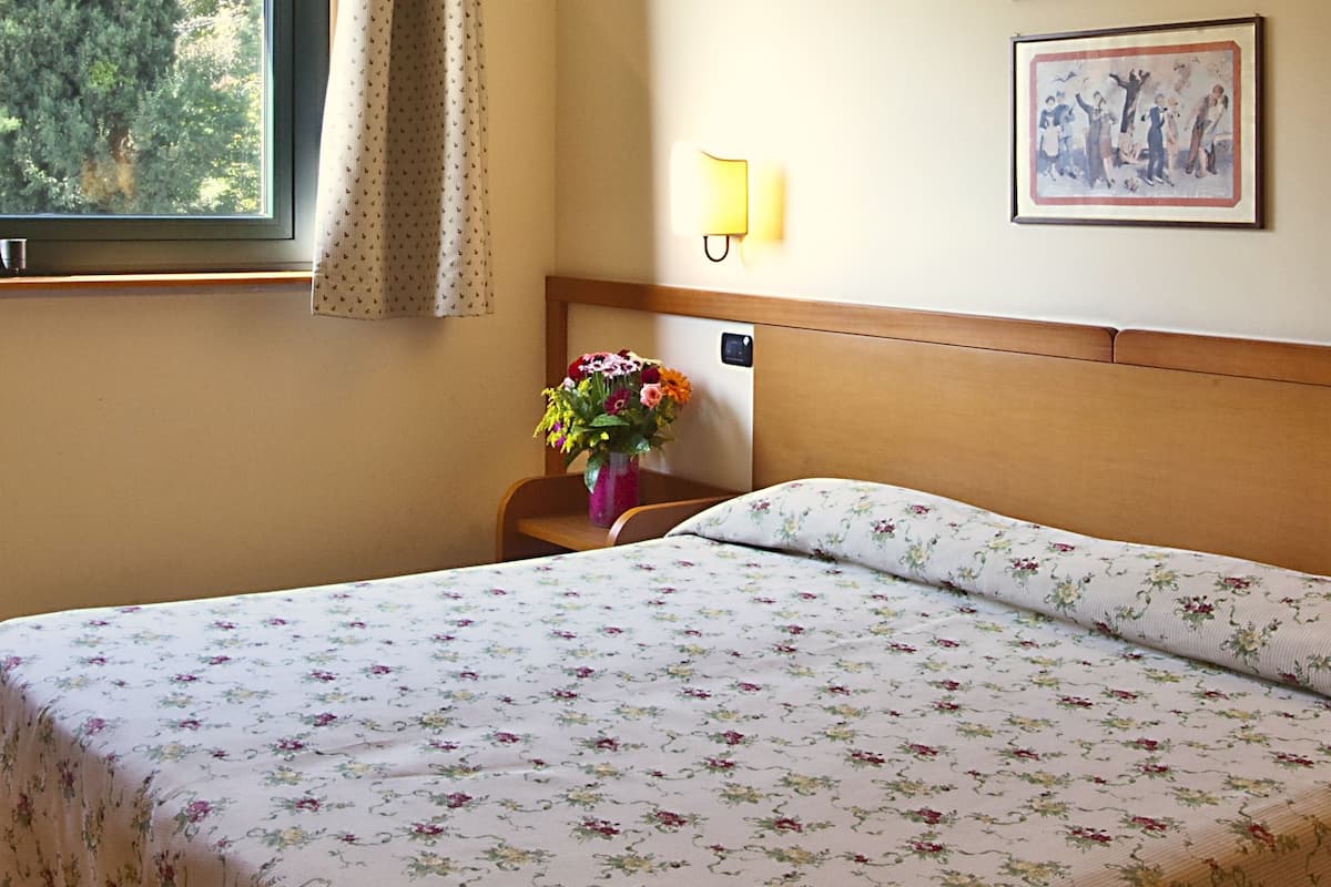 minibar, in-room safe, desk, laptop workspace