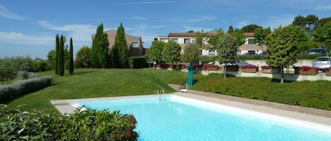 Una piscina al aire libre