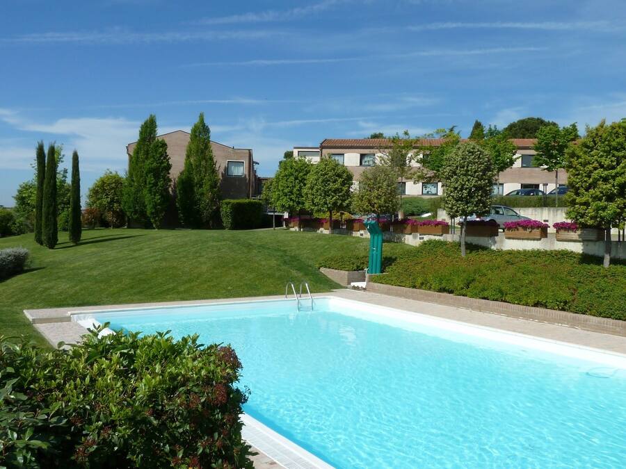 Una piscina al aire libre de temporada