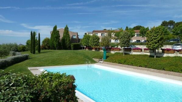 Una piscina al aire libre