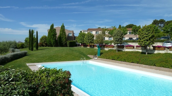 Una piscina al aire libre