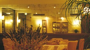 Lobby-lounge