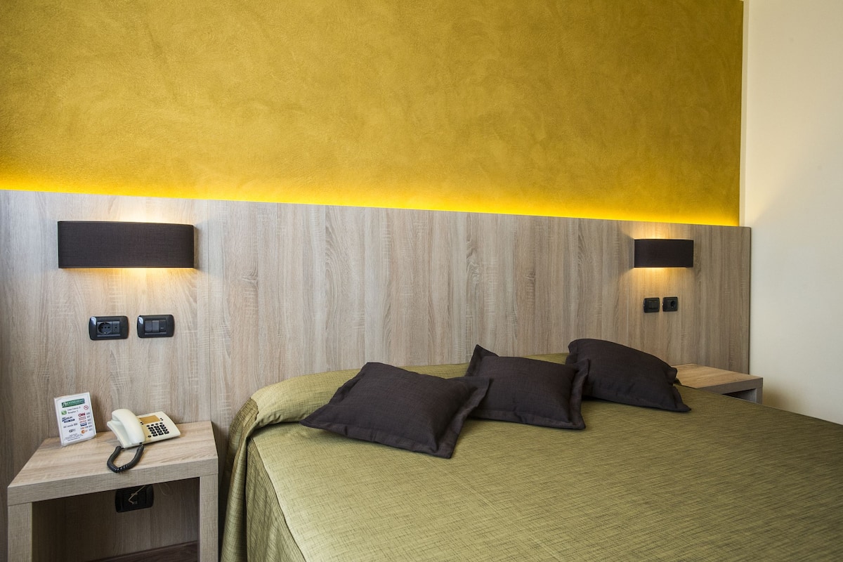 minibar, in-room safe, desk, laptop workspace